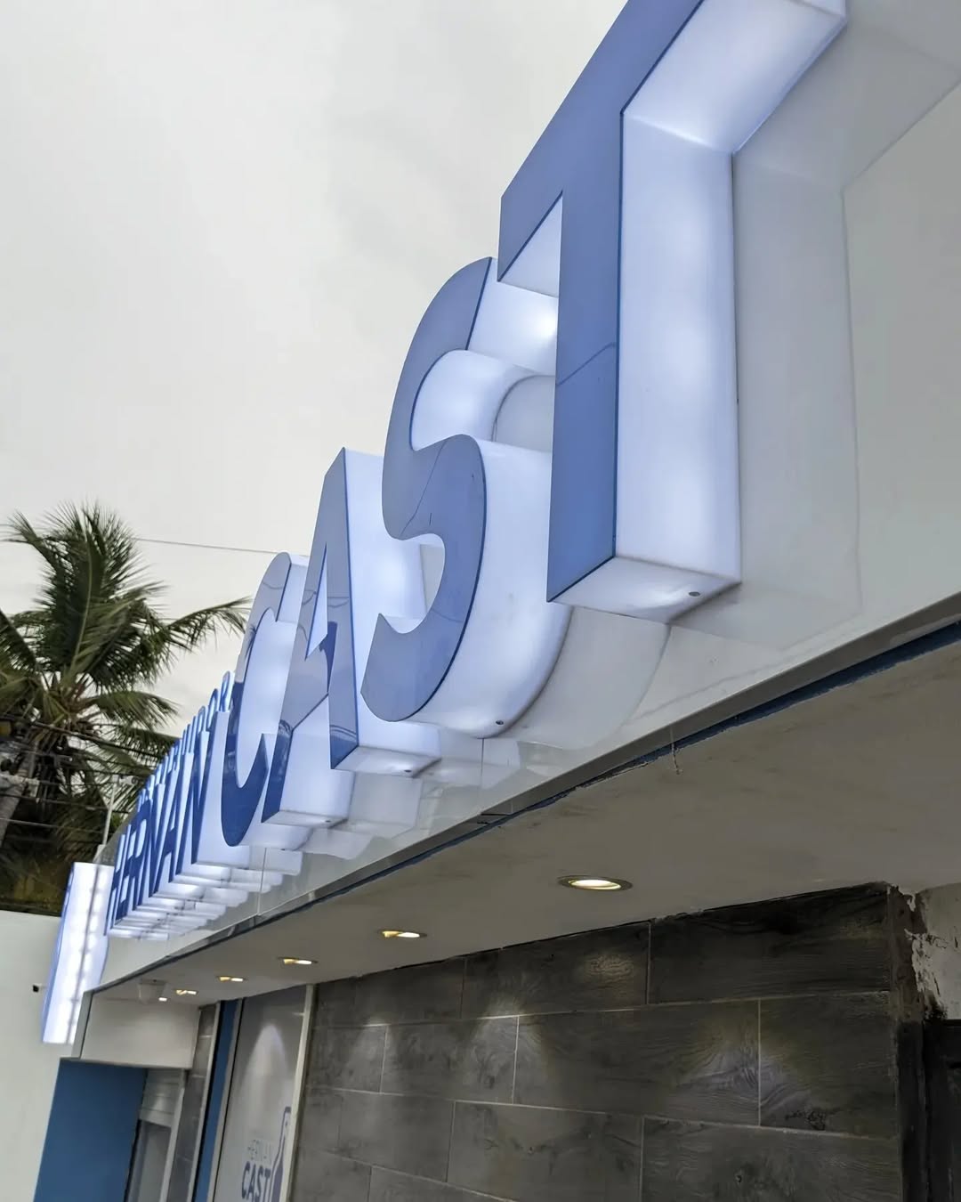 hazlo bien, hazlo con nosotros.damos forma a tus ideas¡tú lo imaginas, nosotros lo creamos! 829 256 2424 whatsapp 829 587 5868..@formcreativerd.#letreros #rotulacion #fachadas #pu