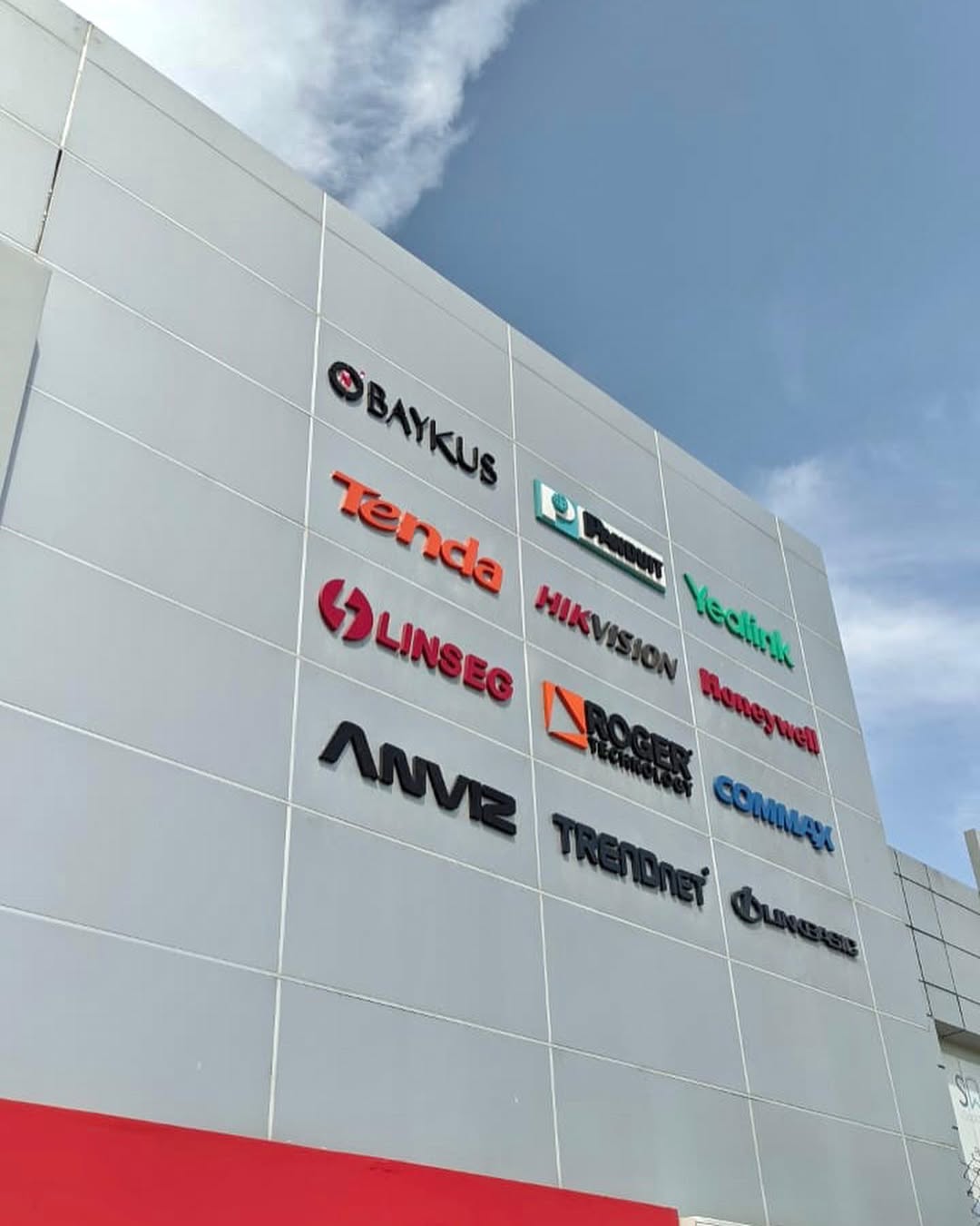 hazlo bien, hazlo con nosotros.damos forma a tus ideas¡tú lo imaginas, nosotros lo creamos! 829 256 2424 whatsapp 829 587 5868..@formcreativerd.#letreros #rotulacion #fachadas #pub